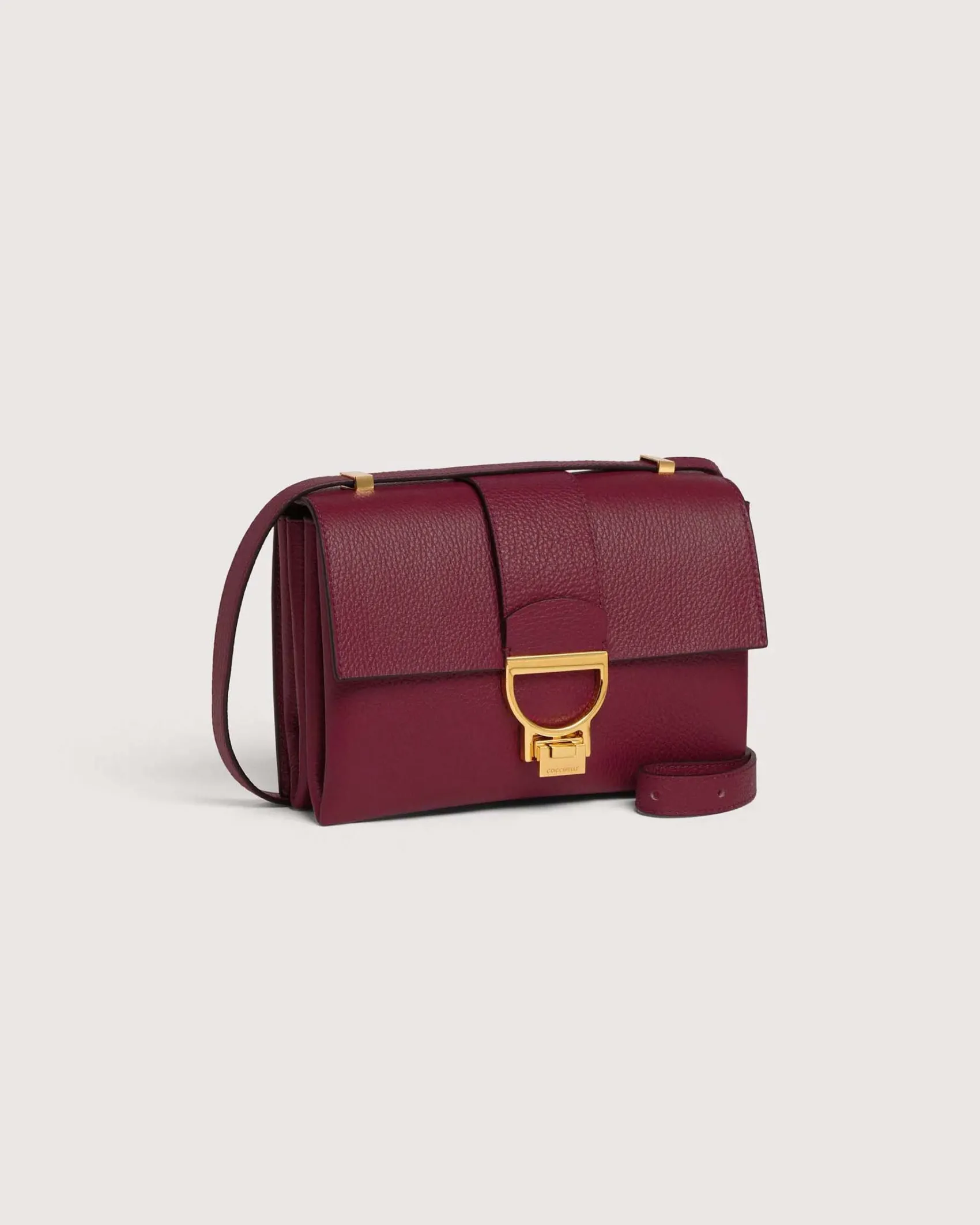 Borsa bordeaux Coccinelle Arlettis in pelle a grana grossa con patta e chiusura a battente