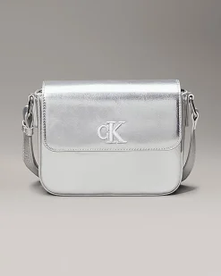 Borsa Calvin Klein a tracolla in similpelle argento con logo monogramma