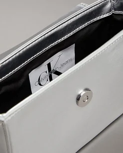 Borsa Calvin Klein a tracolla in similpelle argento con logo monogramma