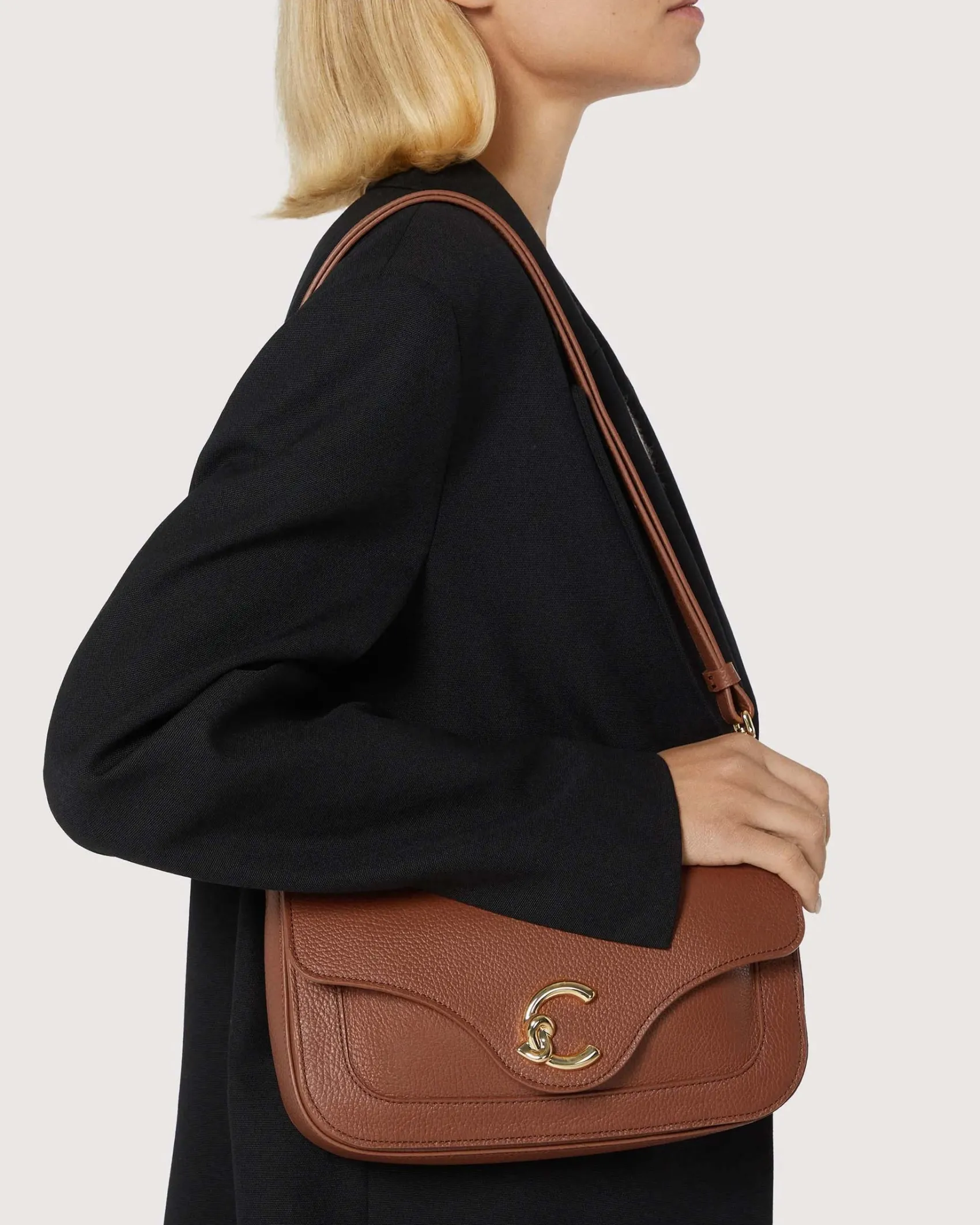 Borsa color cognac C-me Medium in pelle martellata con fibbia logo sulla patta di chiusura