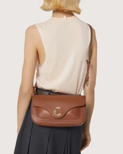 Borsa color cognac C-me Medium in pelle martellata con fibbia logo sulla patta di chiusura