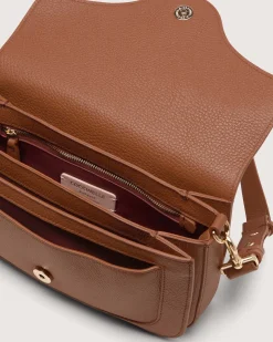 Borsa color cognac C-me Medium in pelle martellata con fibbia logo sulla patta di chiusura