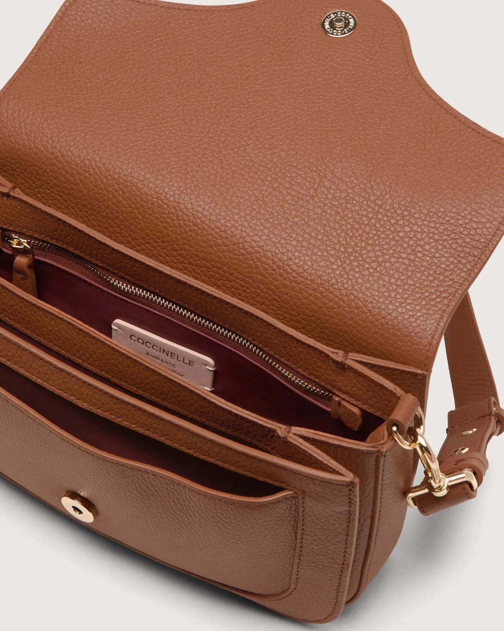 Borsa color cognac C-me Medium in pelle martellata con fibbia logo sulla patta di chiusura