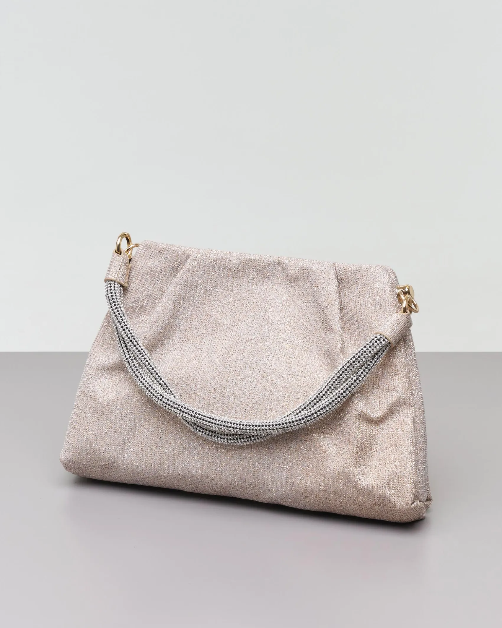 Borsa color platino in tessuto glitter con manico rivestito in strass argento