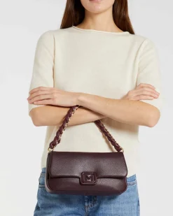 Borsa Emily Marella bordeaux in similpelle liscia con catena a intreccio e patta con fibbia logo smaltata