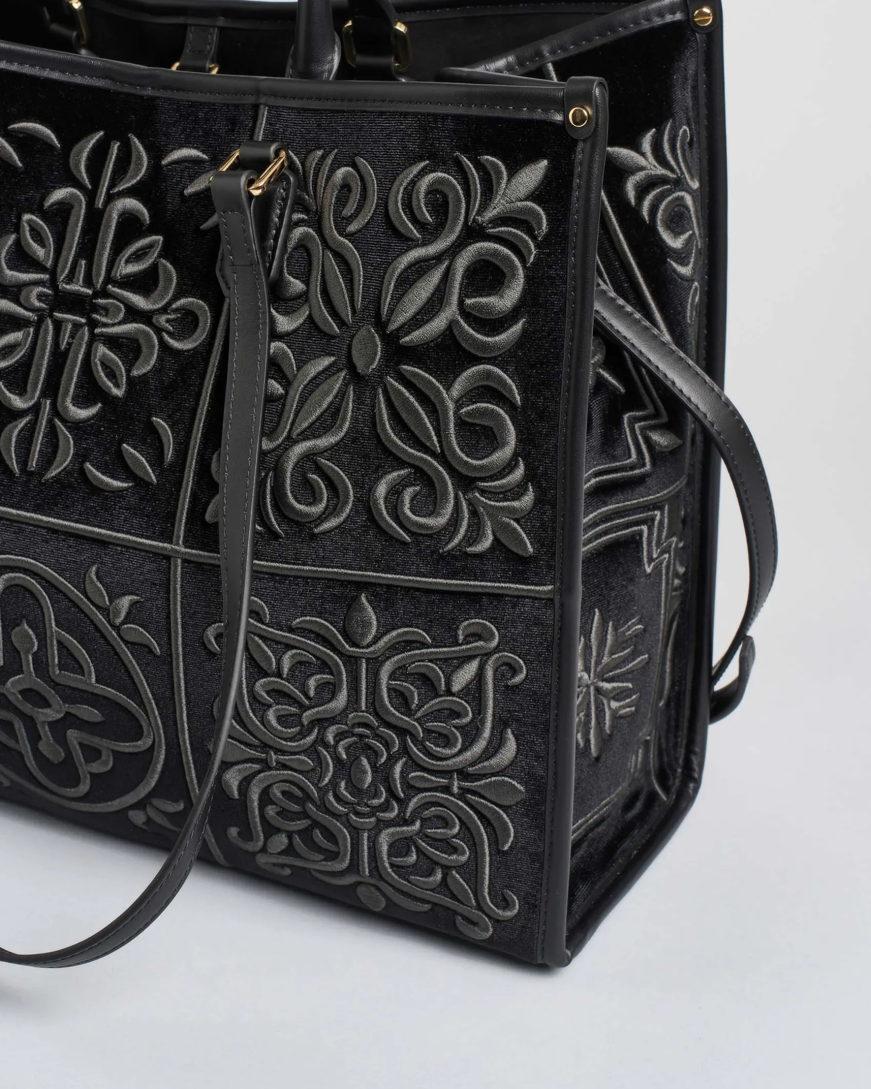 Borsa grande nera My Best Bag in tessuto con ricami a rilievo tono su tono d'ispirazione orientale
