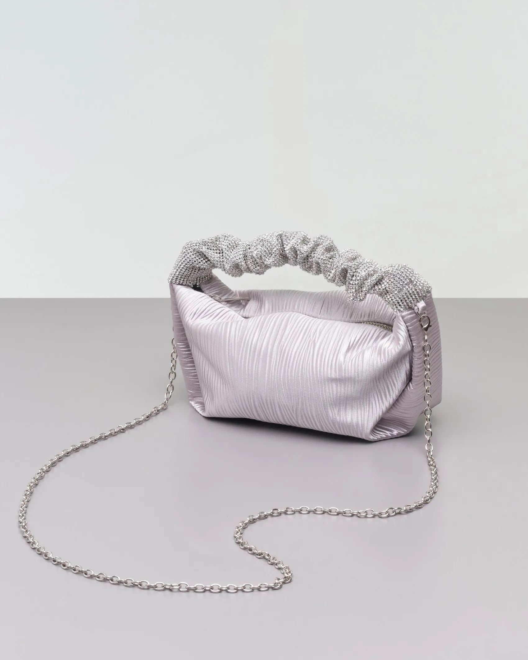 Borsa mini a mano color argento in raso goffrato con manico rivestito in strass tono su tono