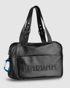 Borsa nera a bauletto in pelle liscia con scritta logo a rilievo e manici regolabili