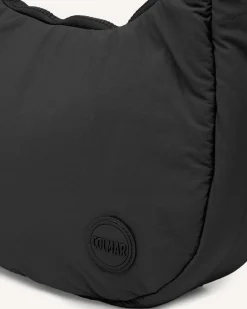 Borsa nera a mezzaluna Colmar Originals in nylon imbottito con patch logo tono su tono