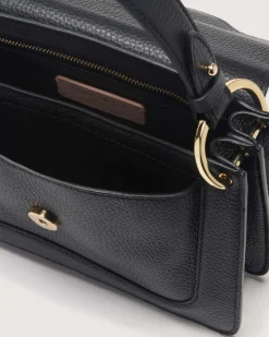 Borsa nera C-me small in pelle martellata con fibbia logo sulla patta di chiusura