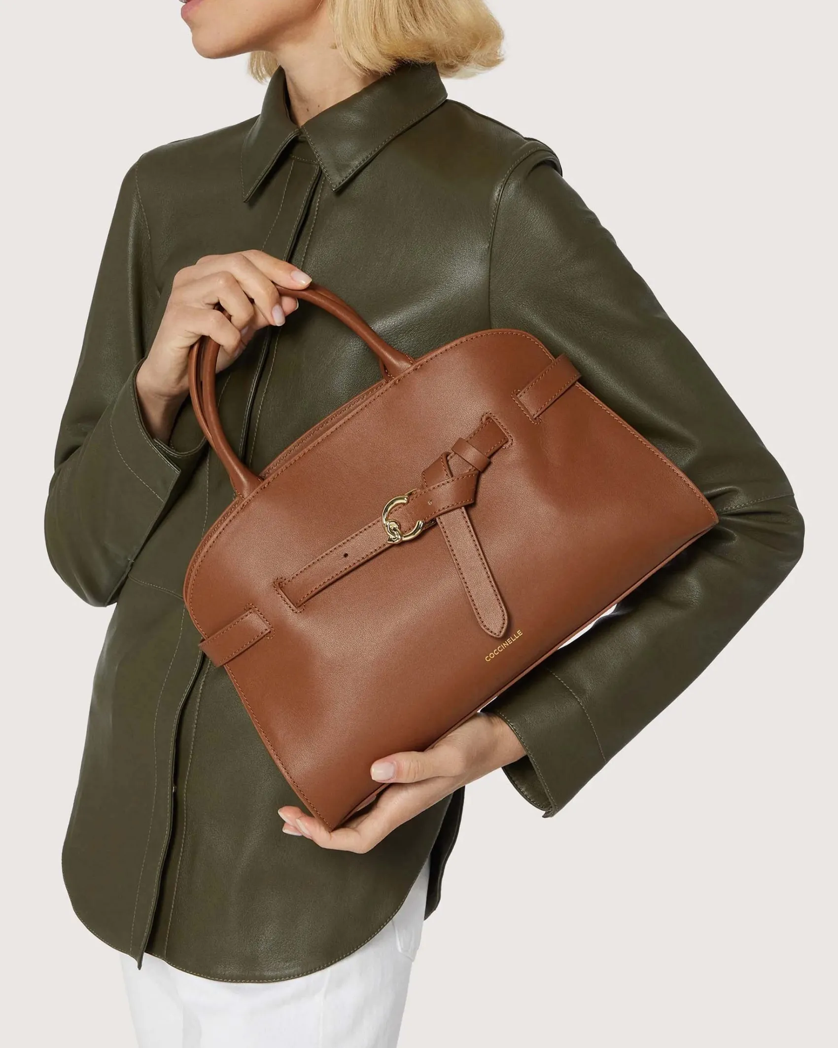 Borsa nera Coccinelle Sabine Medium in pelle liscia con cinturino e fibbia logo dorata