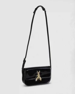 Borsa nera in pelle effetto vernice linea ESSENTIAL Patrizia Pepe con logo Fly 3D sulla patta