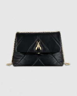 Borsa nera in pelle trapuntata con logo Fly sulla patta di chiusura e tracolla a catena in galvanica light gold