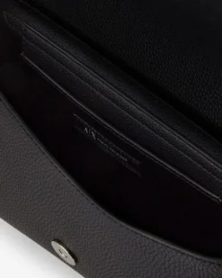 Borsa nera in similpelle martellata con chiusura a patta magnetica logata e tracolla in gros grain a contrasto colore