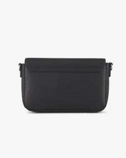 Borsa nera in similpelle martellata con chiusura a patta magnetica logata e tracolla in gros grain a contrasto colore