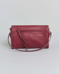 Borsa nera Visonà a busta in pelle martellata con fibbia logo smaltata tono su tono sulla patta di chiusura