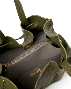 Borsa verde muschio Visonà misura piccola in pelle martellata con inserto abbinato a nodi e impunture a contrasto