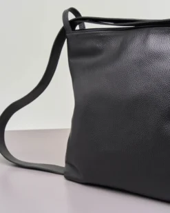 Borsa zaino nera in pelle effetto bottolato con tracolla lunga per doppia portabilità