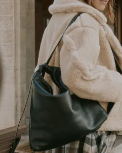 Borsa zaino nera in pelle effetto bottolato con tracolla lunga per doppia portabilità