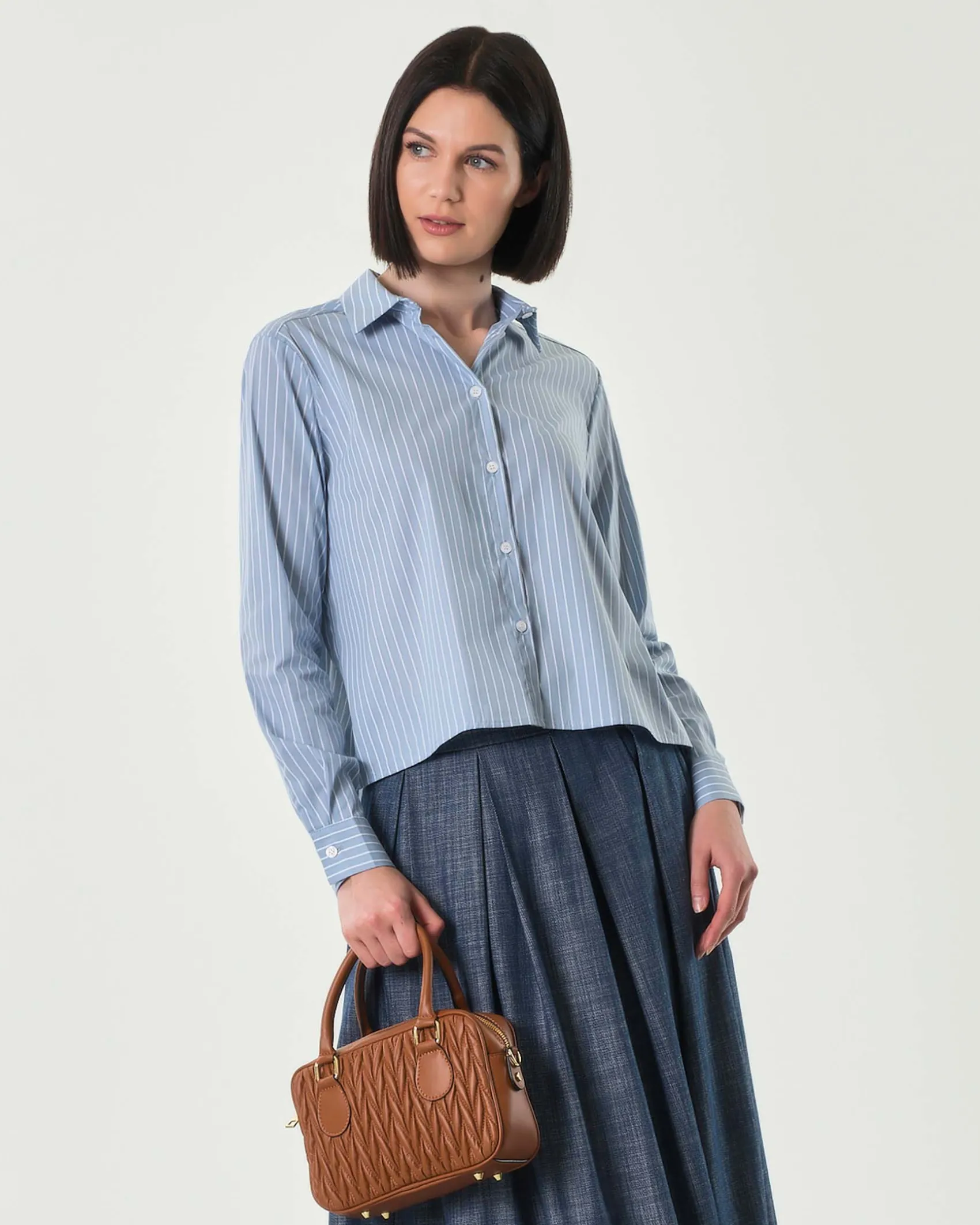 Camicia azzurra cropped in misto cotone a righe bianche