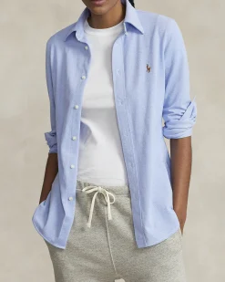 Camicia azzurra in piquè di cotone con logo ricamato sul petto a contrasto di colore