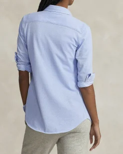 Camicia azzurra in piquè di cotone con logo ricamato sul petto a contrasto di colore