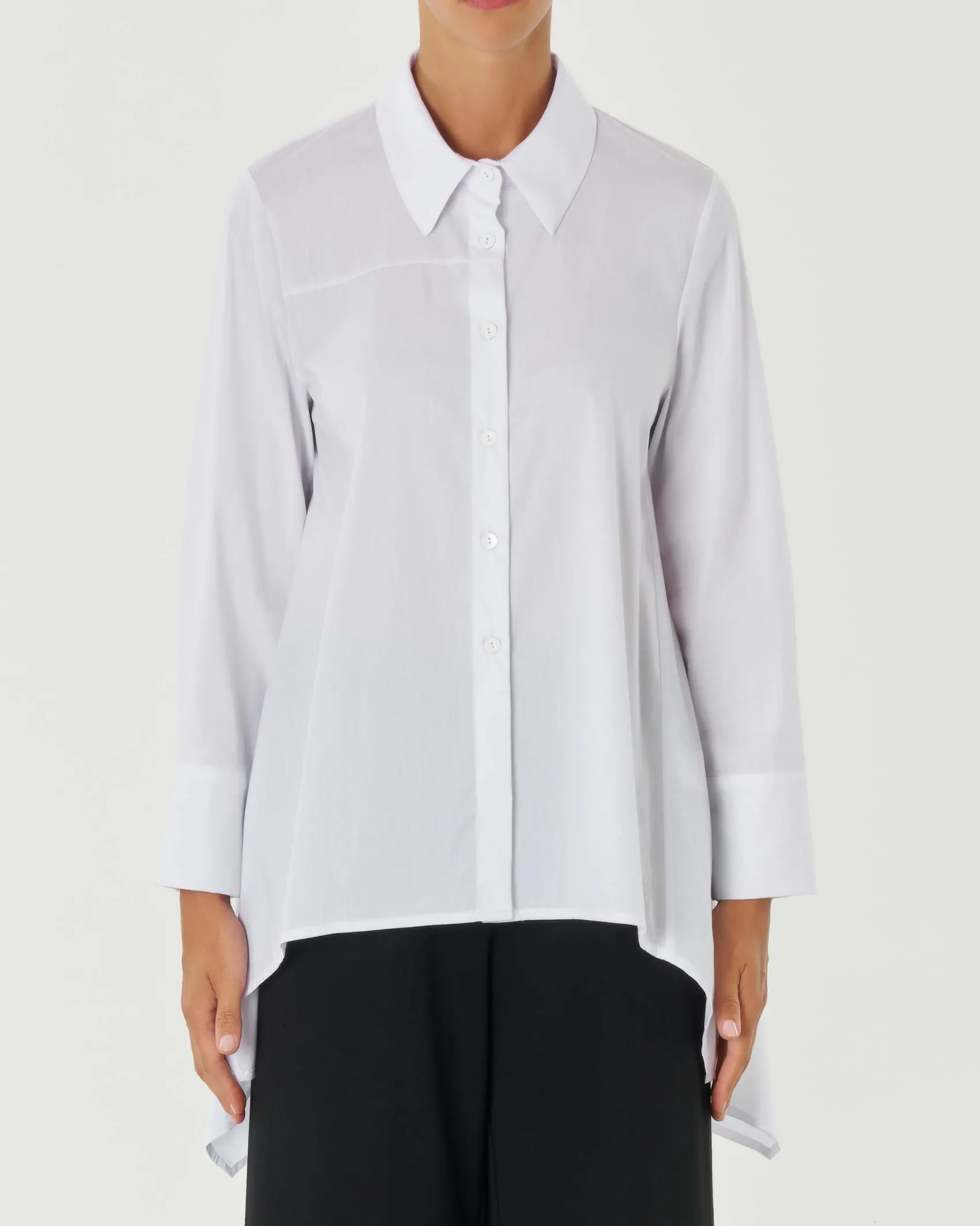 Camicia bianca in popeline di cotone stretch con fondo laterali a punte e spacco sulla schiena