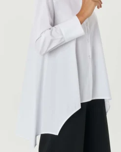 Camicia bianca in popeline di cotone stretch con fondo laterali a punte e spacco sulla schiena