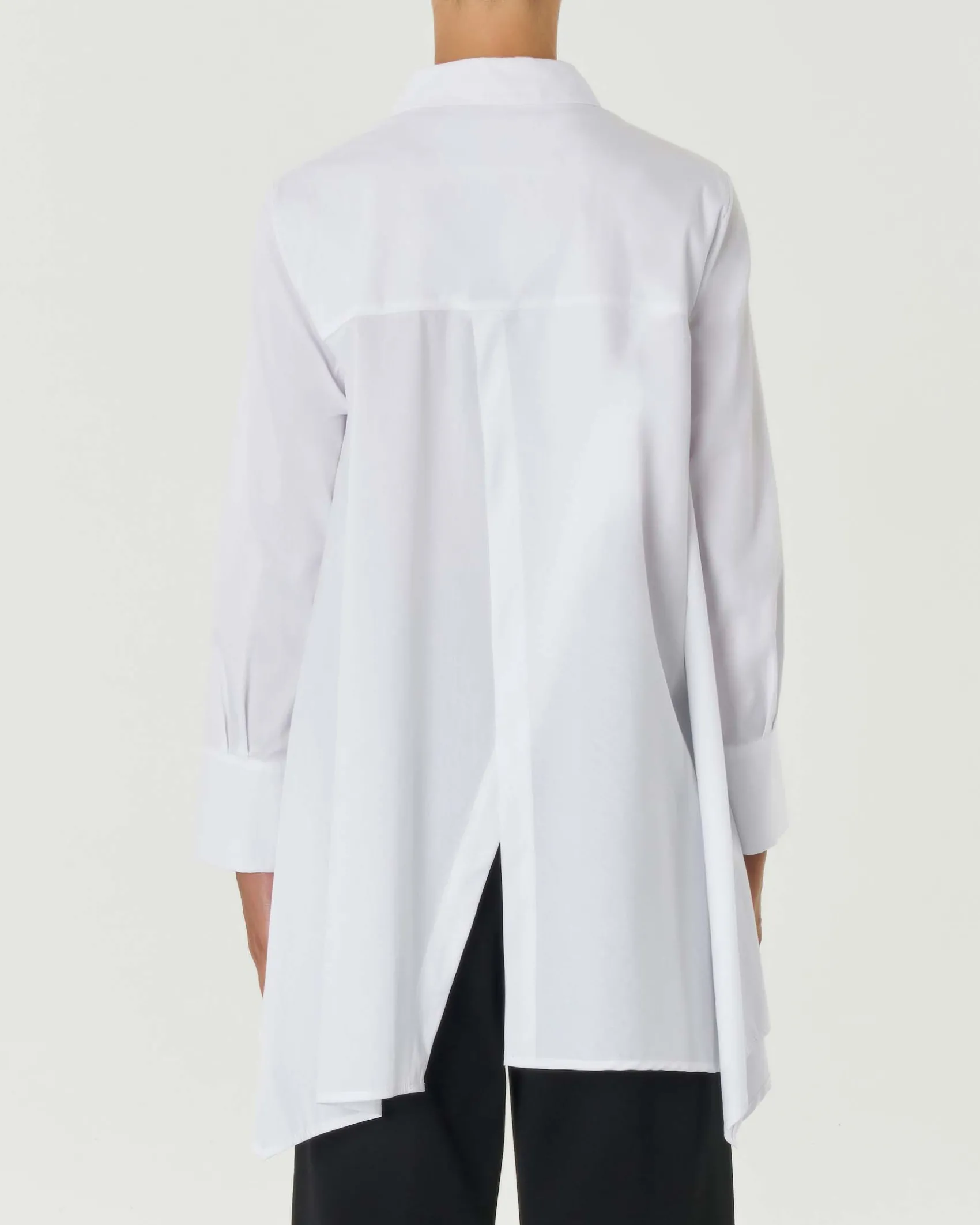 Camicia bianca in popeline di cotone stretch con fondo laterali a punte e spacco sulla schiena