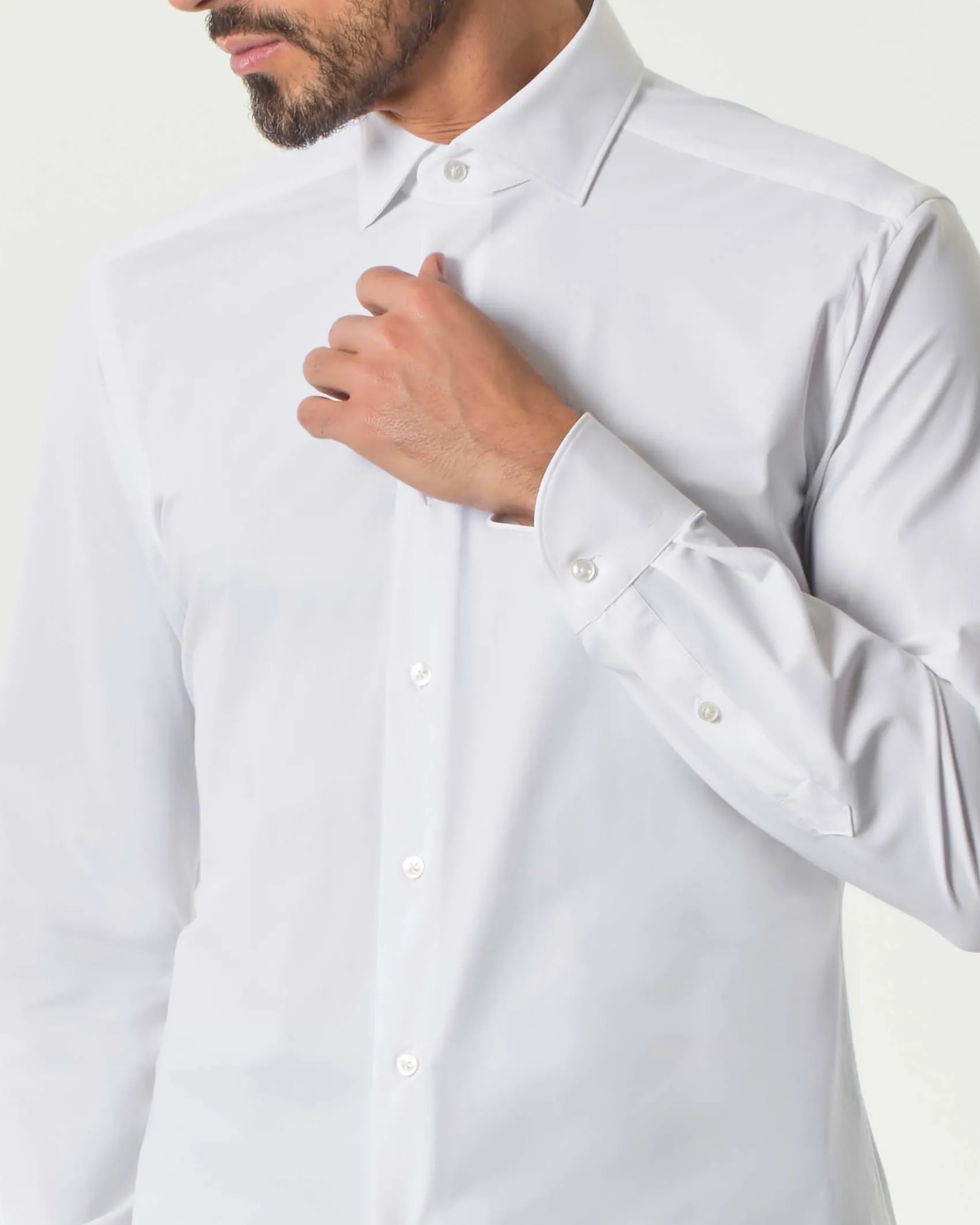 Camicia bianca tinta unita in tessuto tecnico active tailor fit