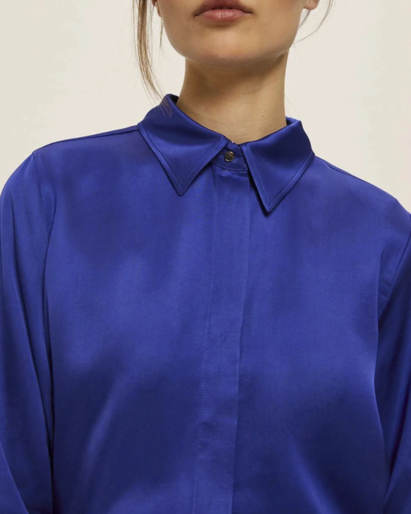 Camicia blu China Emme Marella in raso di viscosa con colletto classico e bottone gioiello