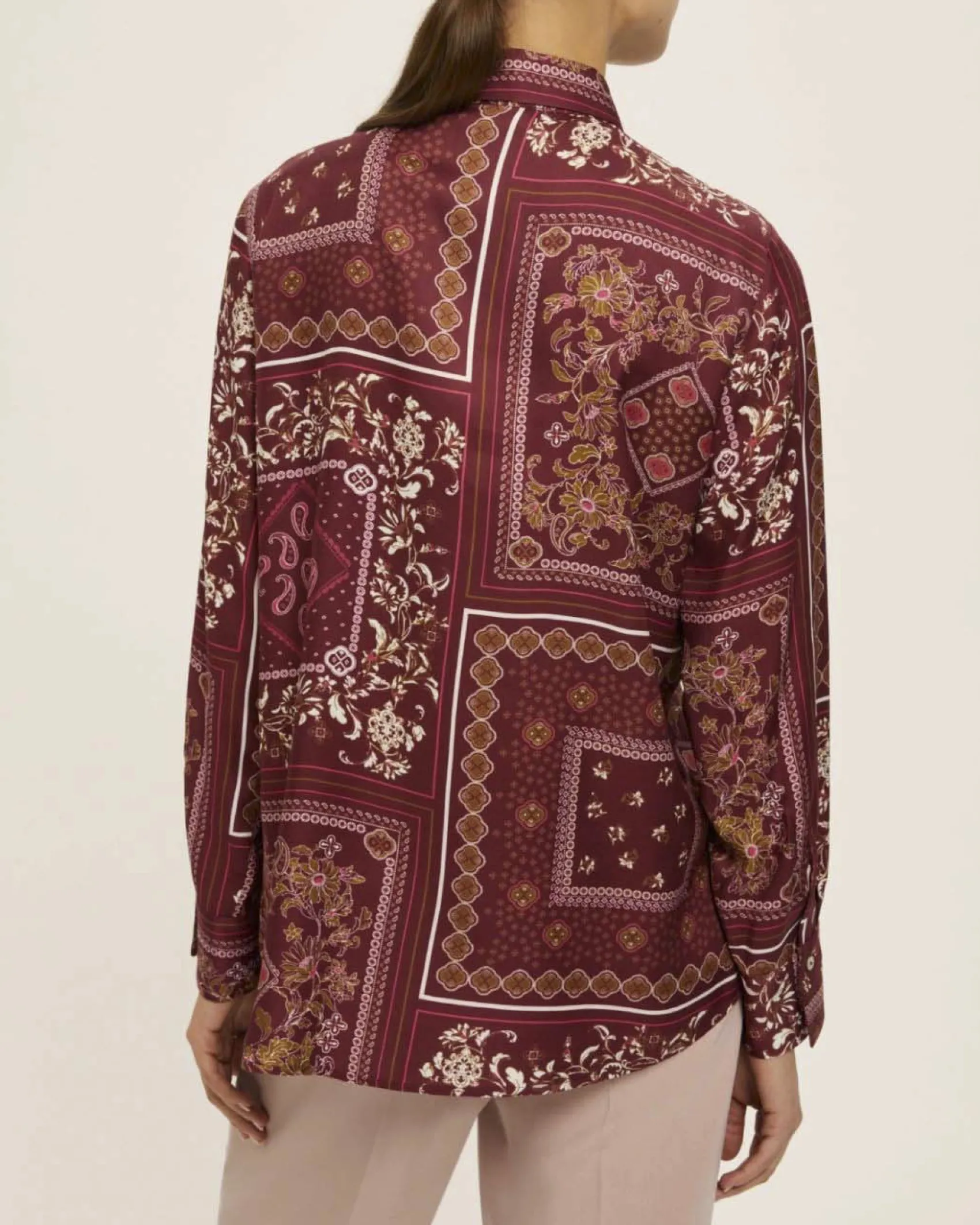 Camicia bordeaux Emme Marella in raso di viscosa a stampa foulard con bottone gioiello