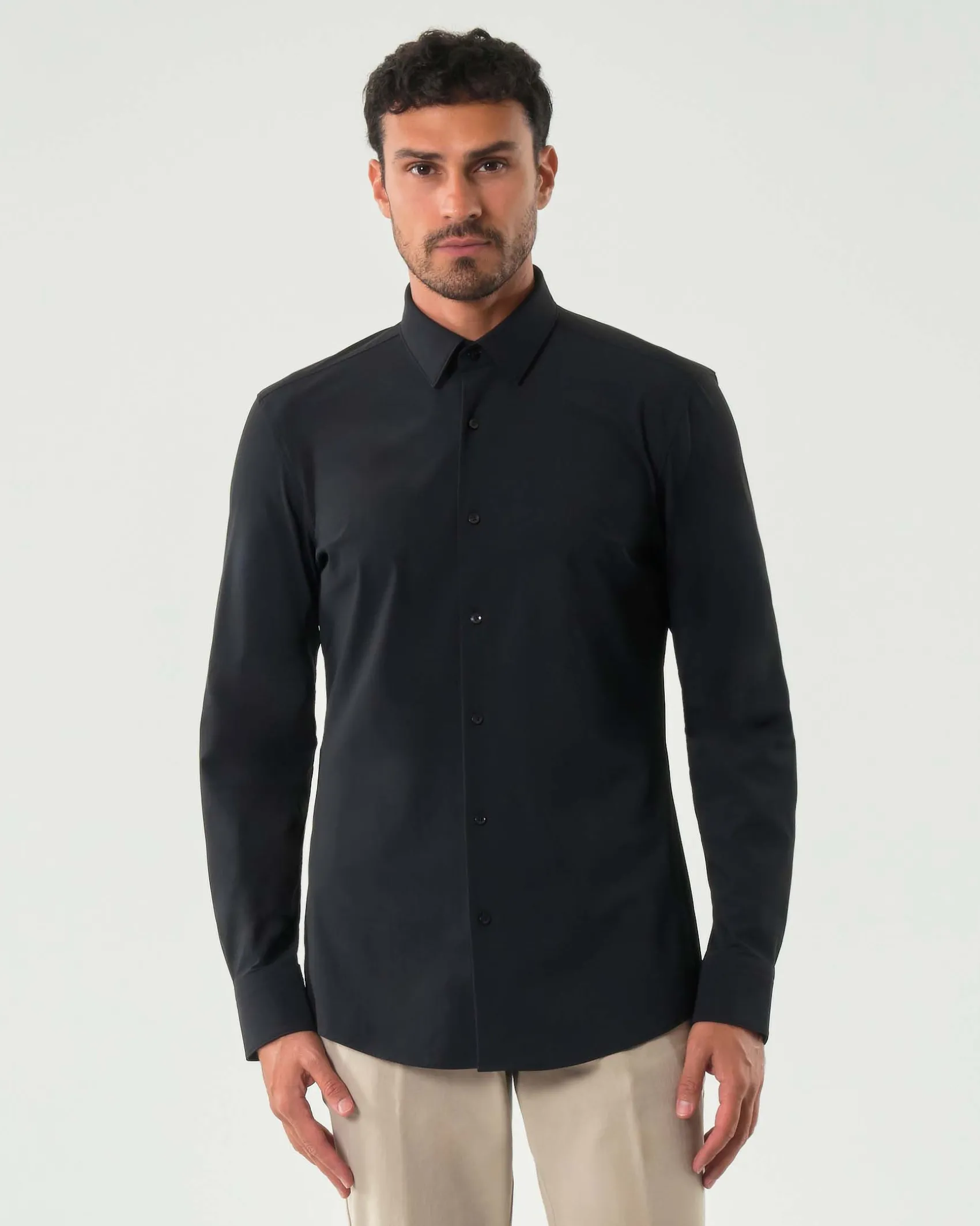 Camicia Boss nera Hank slim fit in tessuto tecnico stretch con colletto Kent