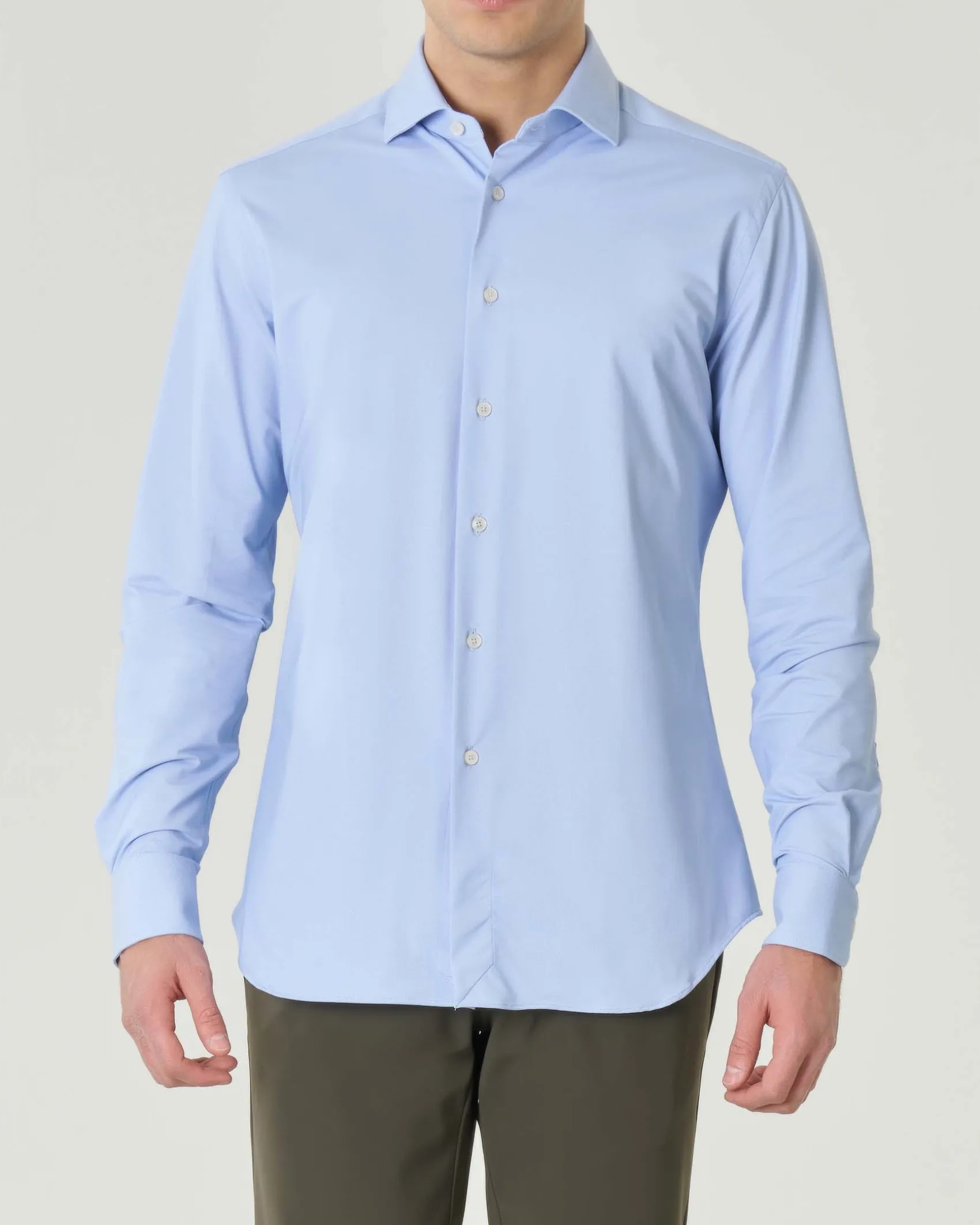 Camicia celeste tinta unita in tessuto tecnico active tailor fit