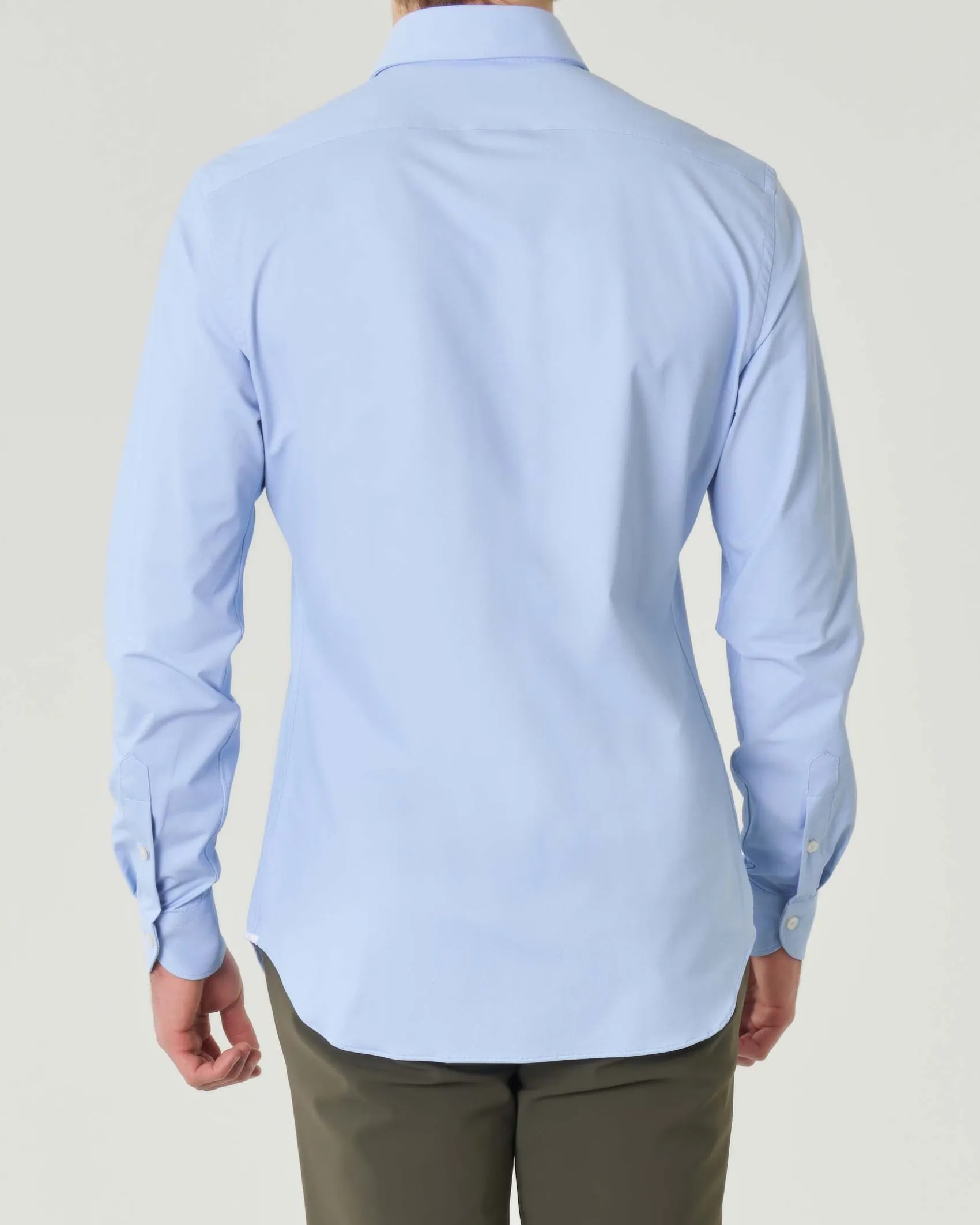 Camicia celeste tinta unita in tessuto tecnico active tailor fit