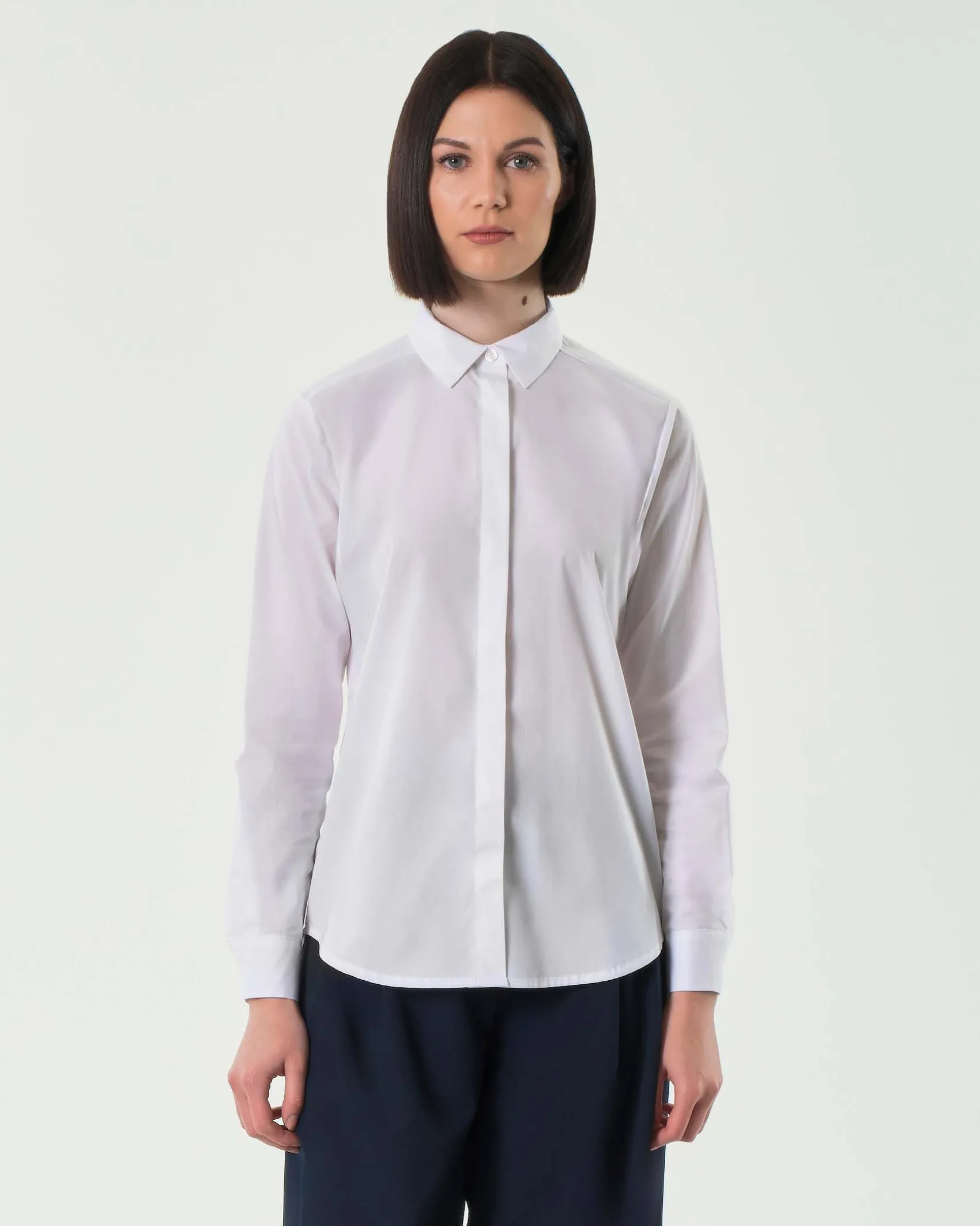 Camicia classica bianca in popeline di cotone con chiusura a bottoni all'inglese