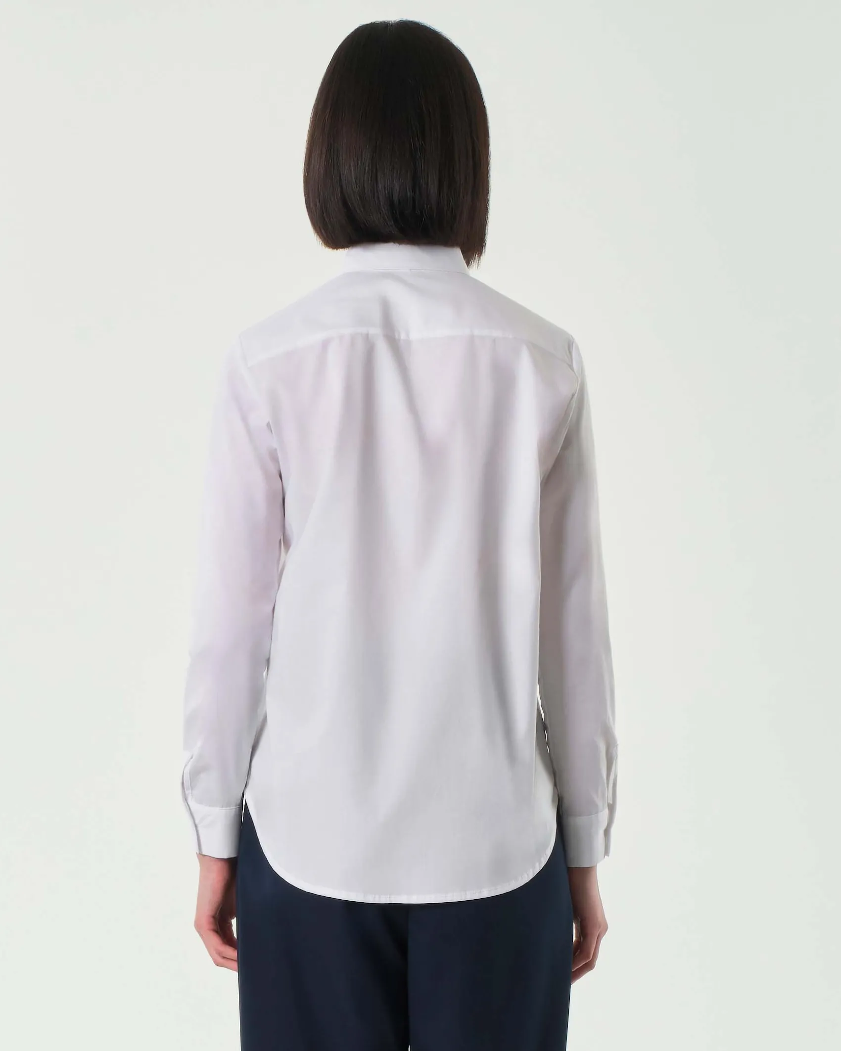 Camicia classica bianca in popeline di cotone con chiusura a bottoni all'inglese