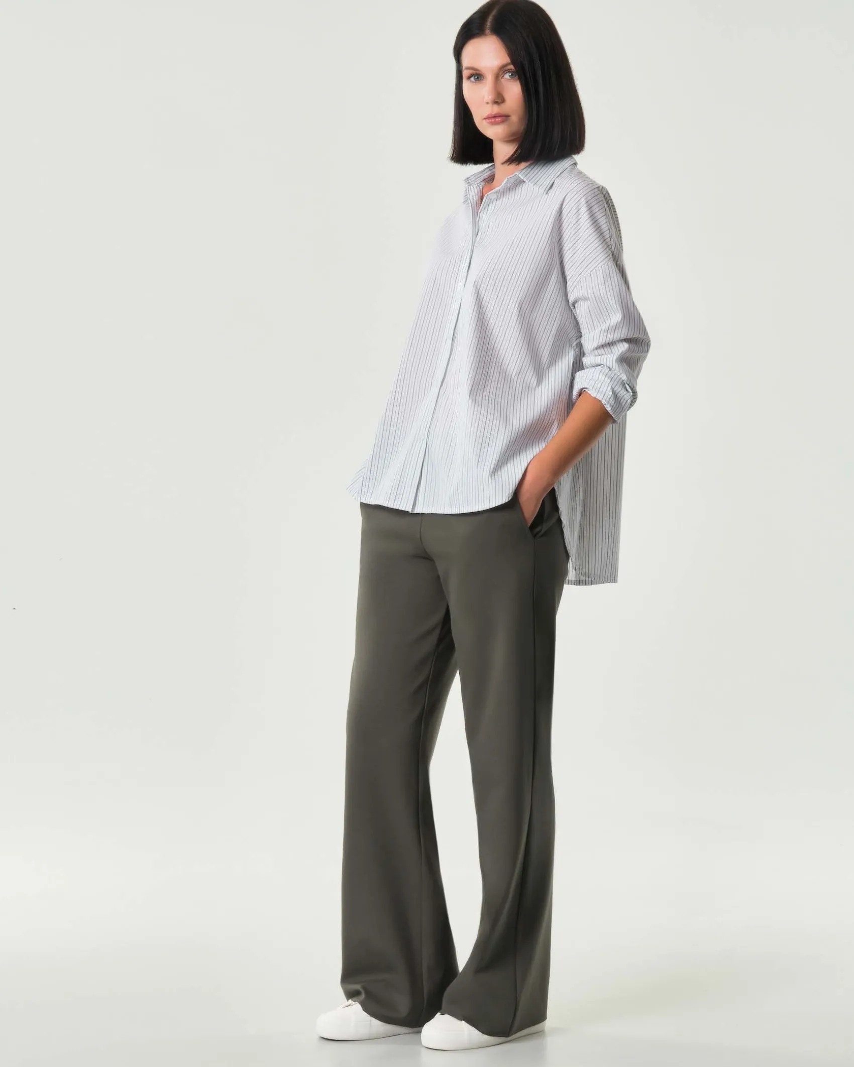 Camicia Hlo! over bianca a righine blu in misto cotone