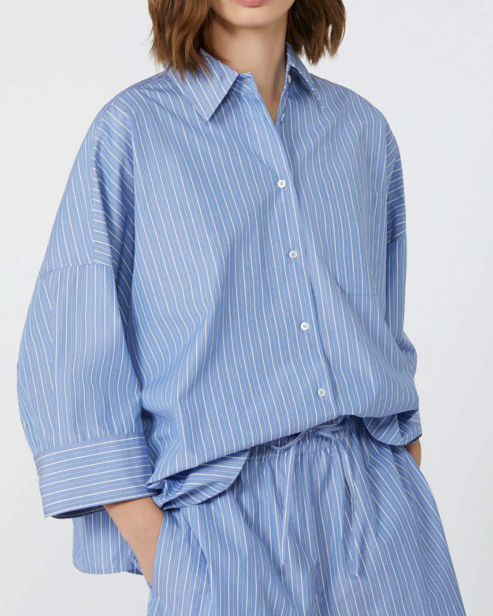 Camicia oversize azzurra a righe bianche Weekend Max Mara in popeline di cotone