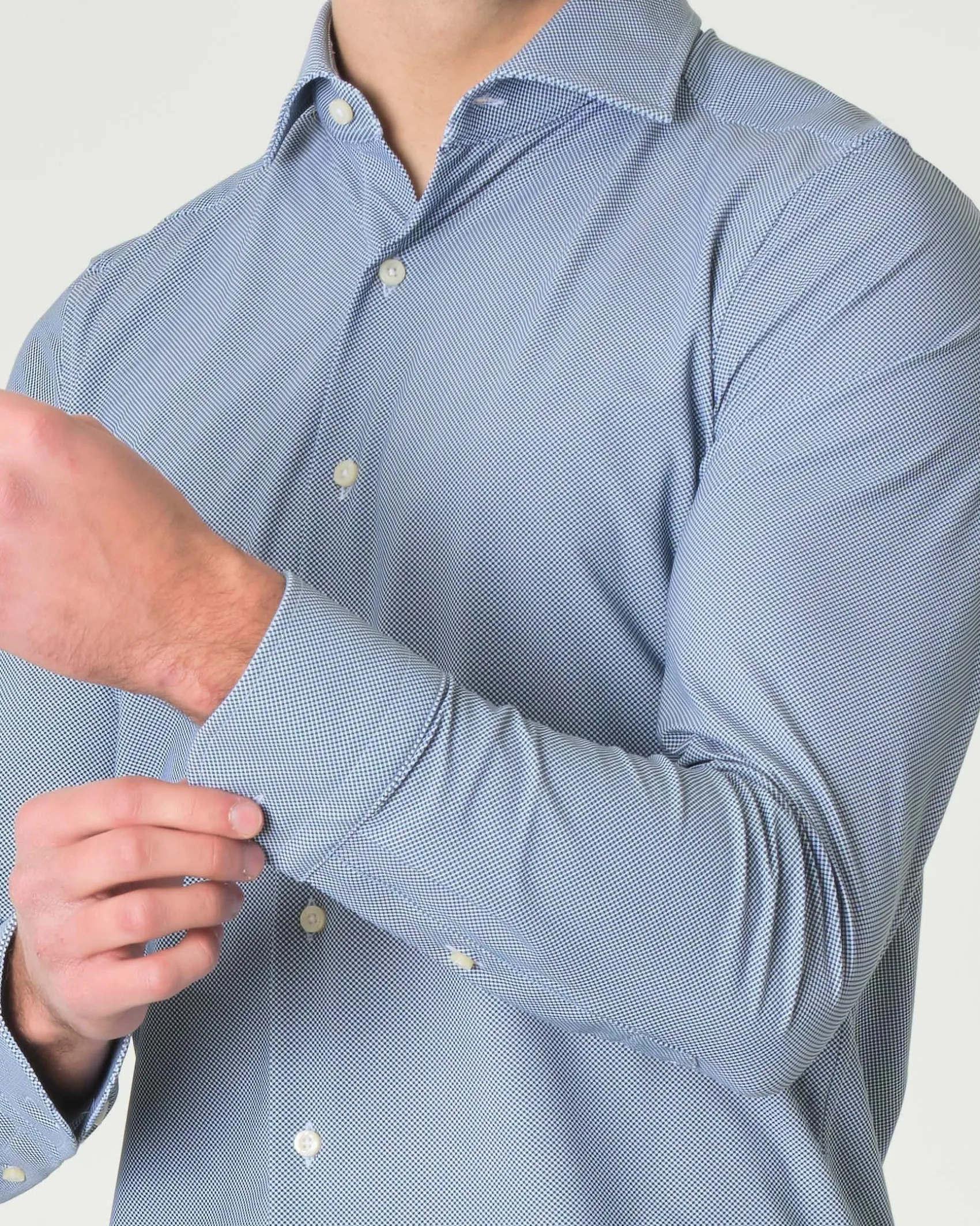 Camicia Pellizzari bianca e blu slim-fit in tessuto tecnico con micro-fantasia a nido d'ape