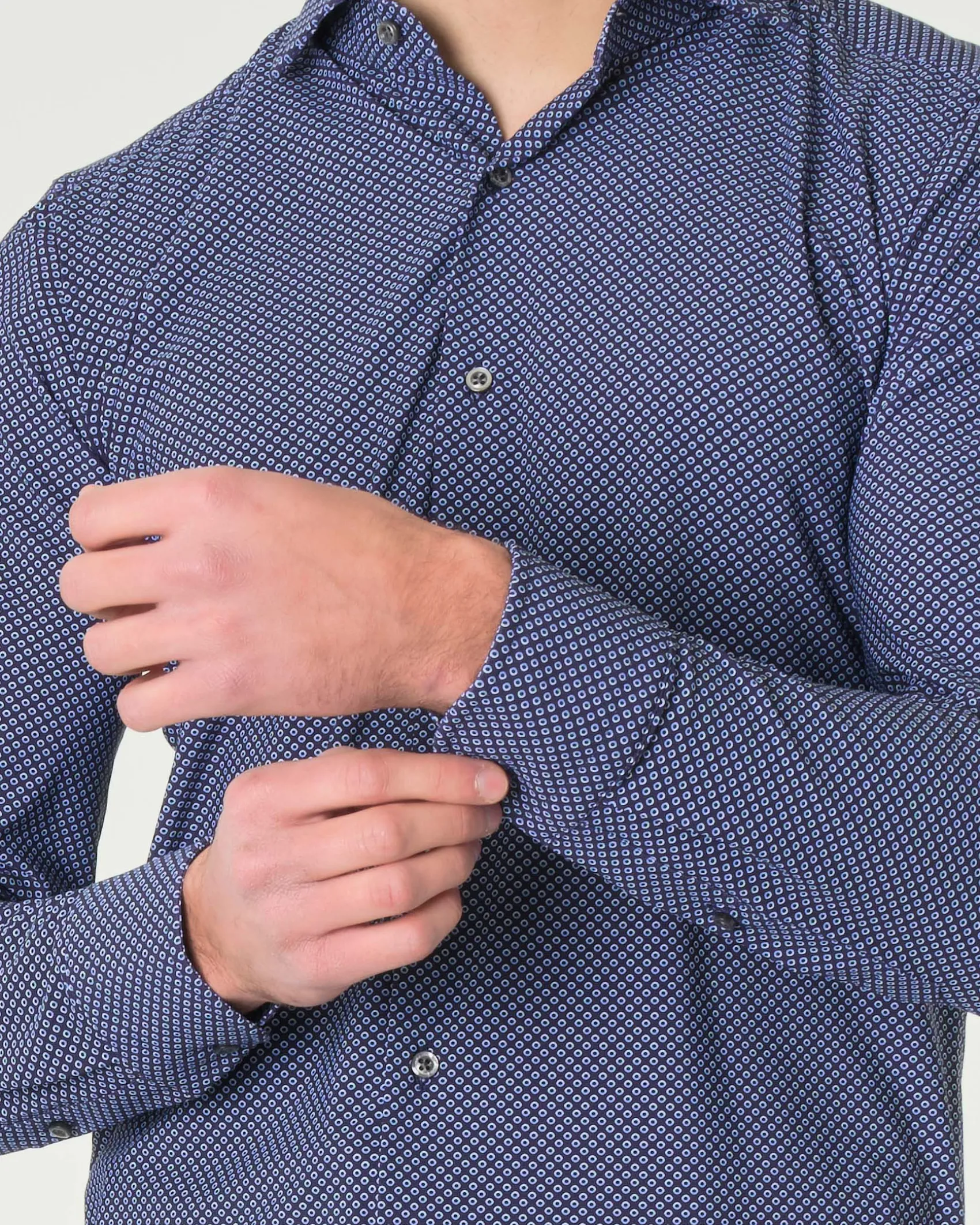 Camicia Pellizzari blu slim-fit in tessuto tecnico con micro-fantasia a pois azzurri