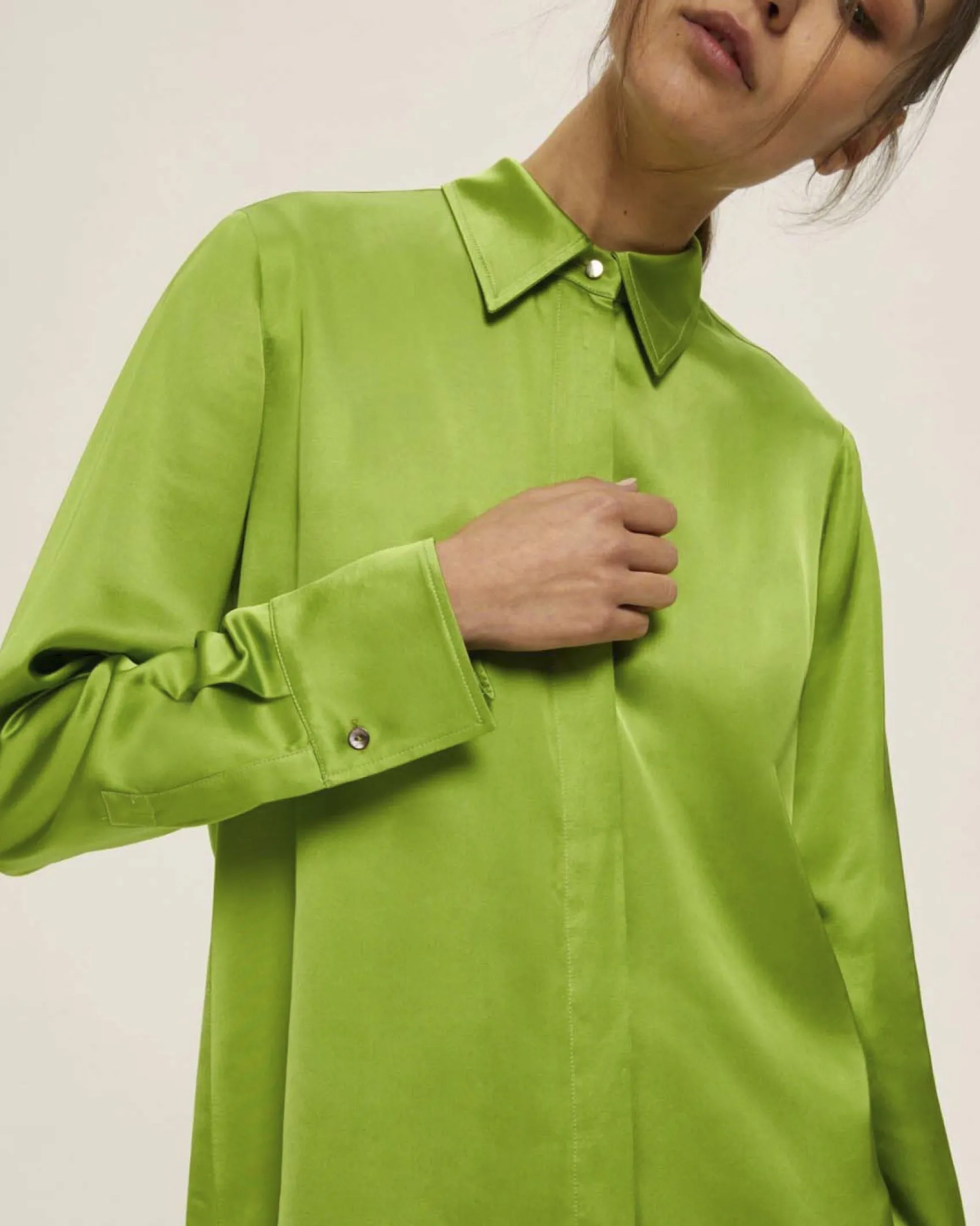 Camicia verde Emme Marella in raso di viscosa con colletto classico e bottone gioiello