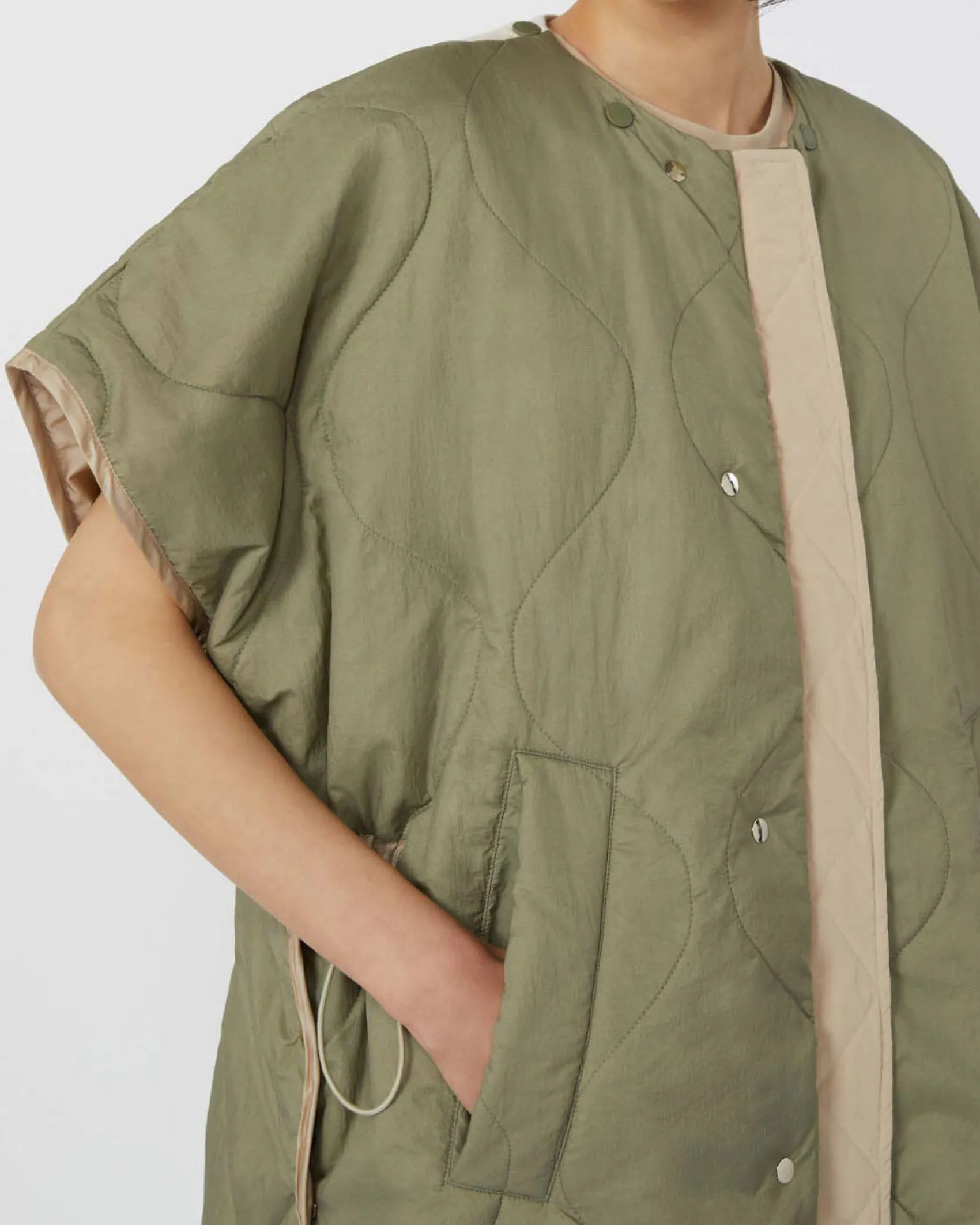 Cappa midi beige imbottita Weekend Max Mara reversibile nel colore verde militare con maniche ad aletta