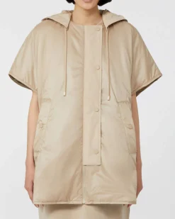 Cappa midi beige imbottita Weekend Max Mara reversibile nel colore verde militare con maniche ad aletta