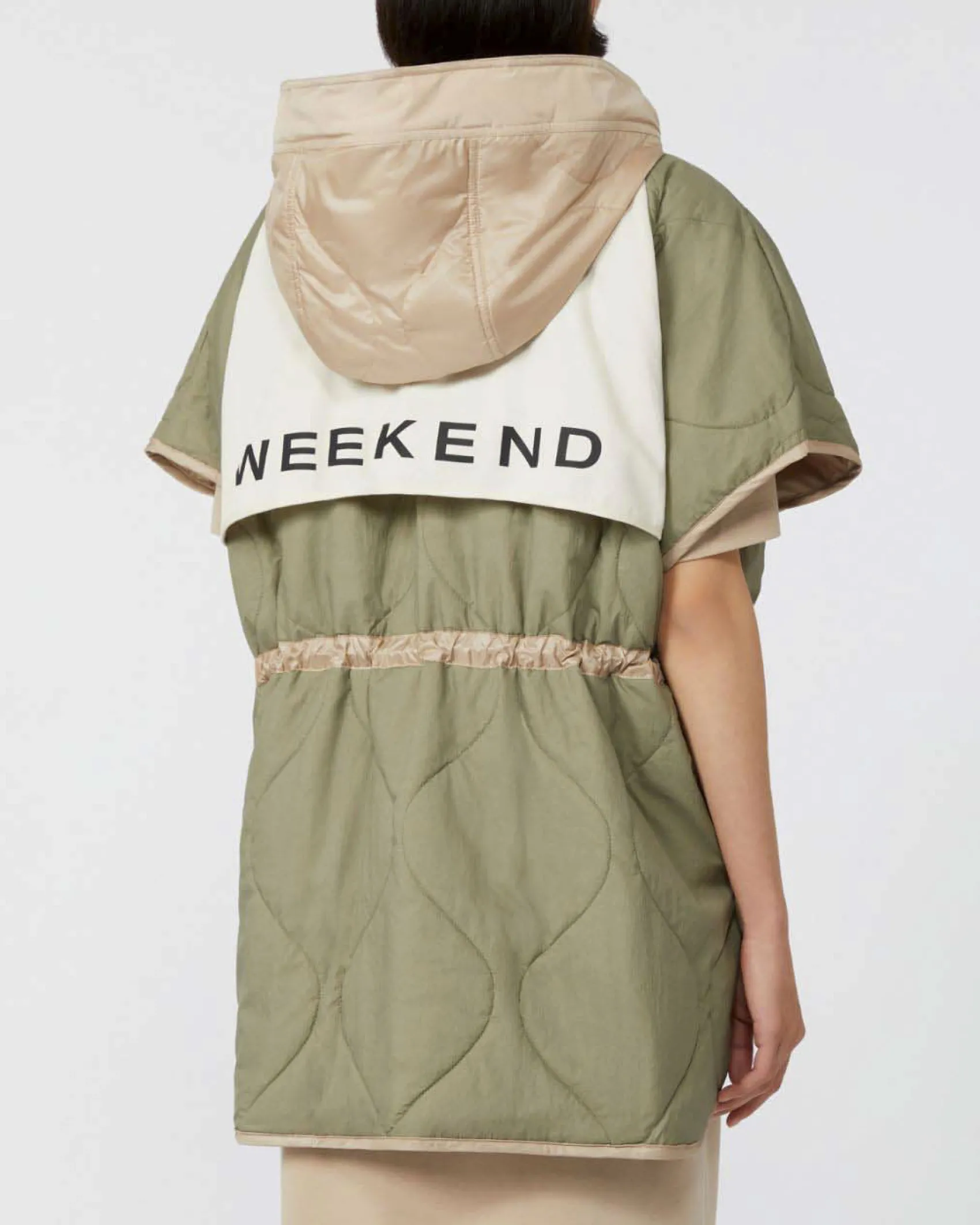 Cappa midi beige imbottita Weekend Max Mara reversibile nel colore verde militare con maniche ad aletta