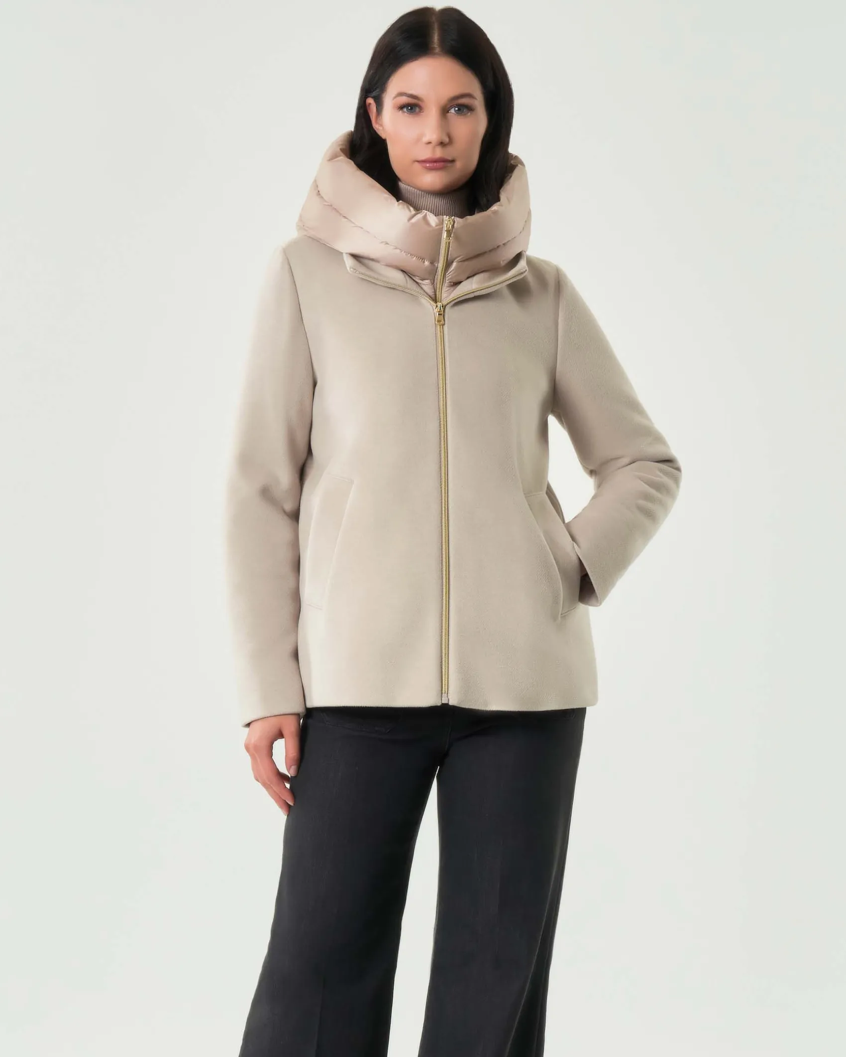Cappottino color sabbia Emme Marella in tessuto diagonale con pettorina e cappuccio imbottiti in nylon removibili