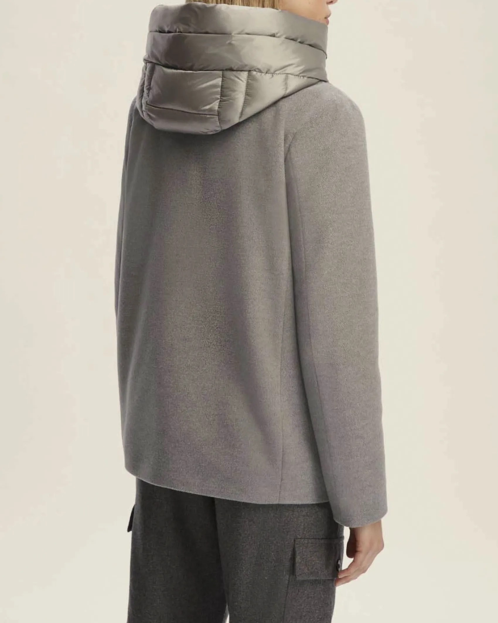Cappottino grigio Emme Marella in tessuto diagonale con pettorina e cappuccio imbottiti in nylon removibili
