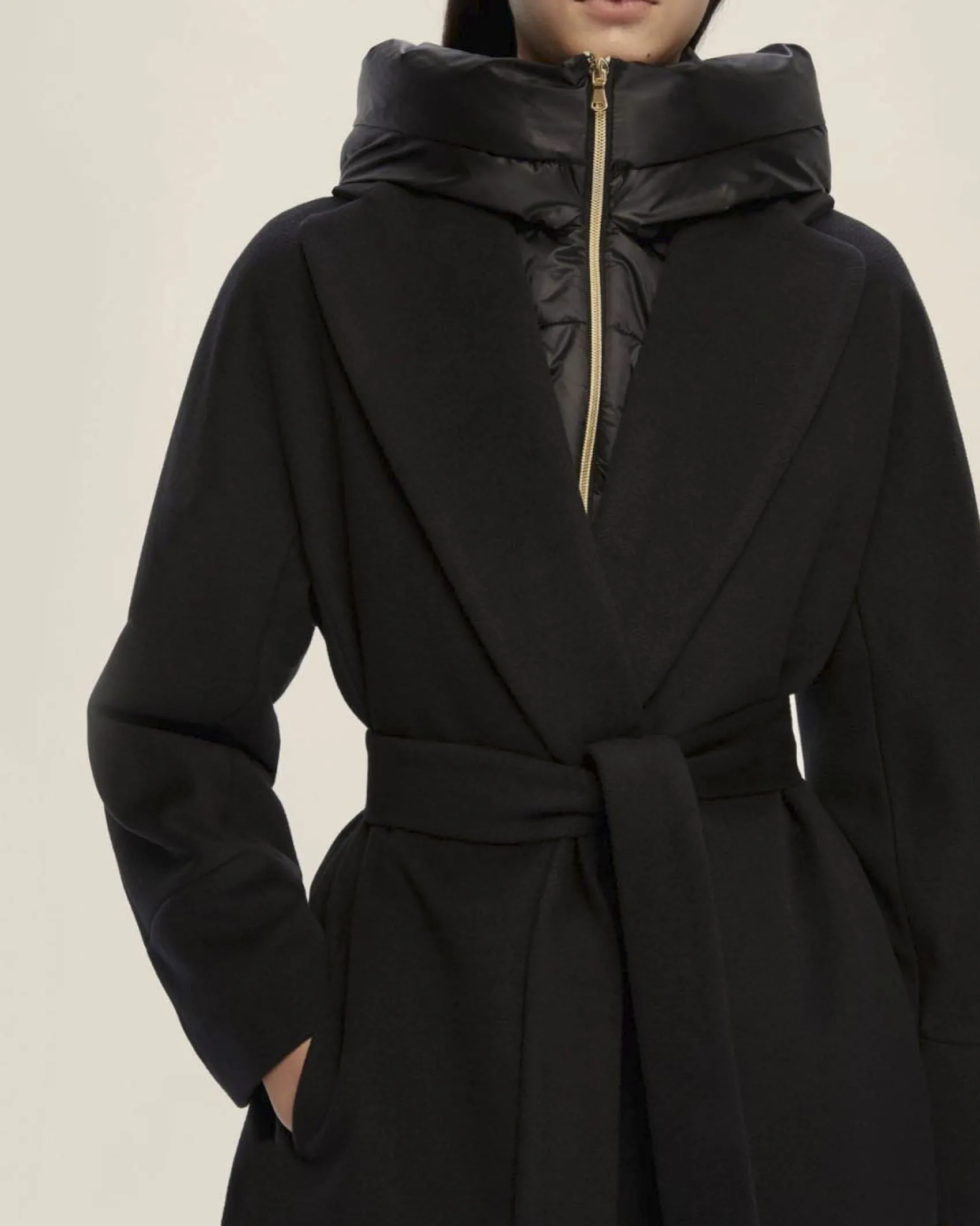 Cappottino nero Emme Marella in tessuto diagonale con scollo a rever e pettorina e cappuccio imbottiti in nylon removibili