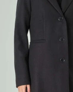 Cappottino nero in panno dal taglio maschile con scollo a rever classico e chiusura a bottoni
