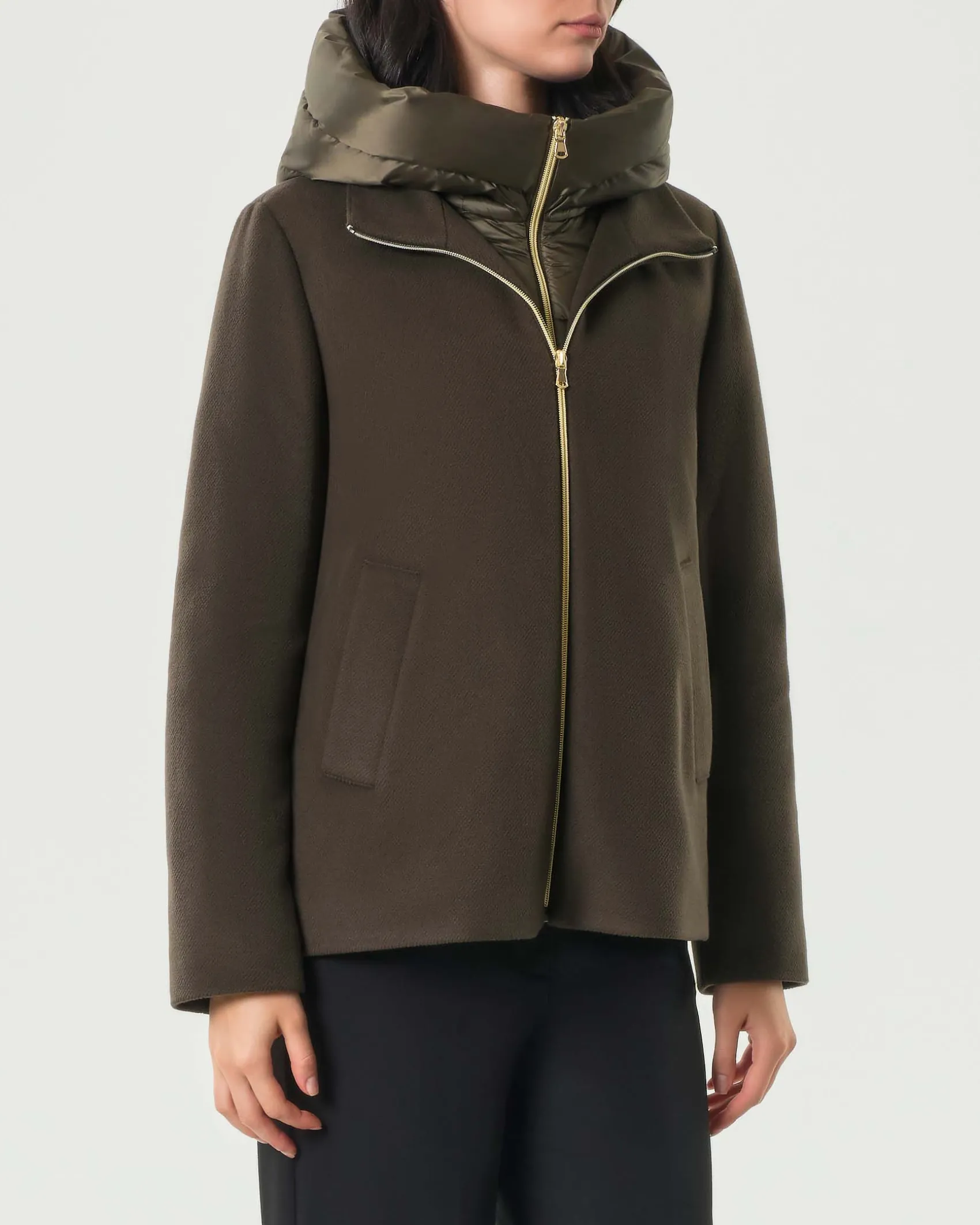 Cappottino verde militare Emme Marella in tessuto diagonale con pettorina e cappuccio imbottiti in nylon removibili